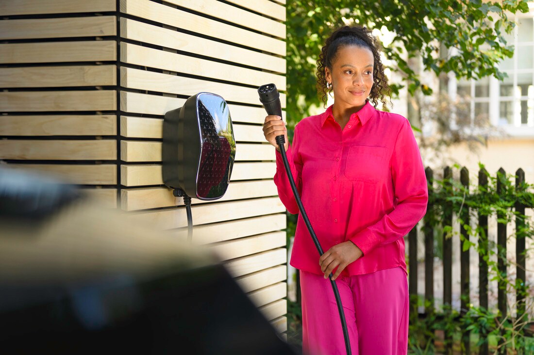 Mercedes-Benz duvar tipi şarj ünitesi kolay ve konforlu kullanım sağlar Bir kişi bir Mercedes-Benz aracını Mercedes-Benz duvar tipi şarj ünitesi ile şarj ediyor