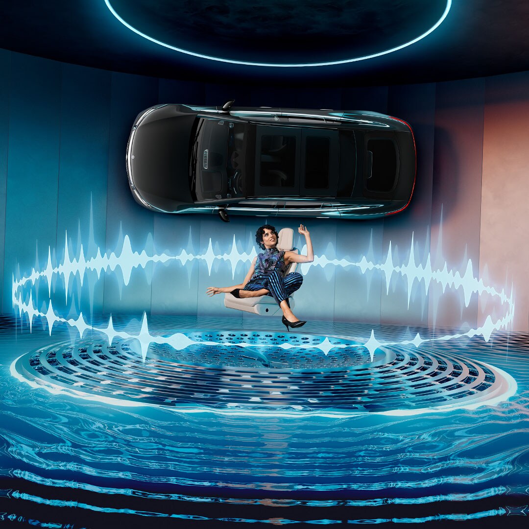 Dolby Atmos® | Mercedes-Benz Bir Mercedes-EQ aracın üstten görünümü.