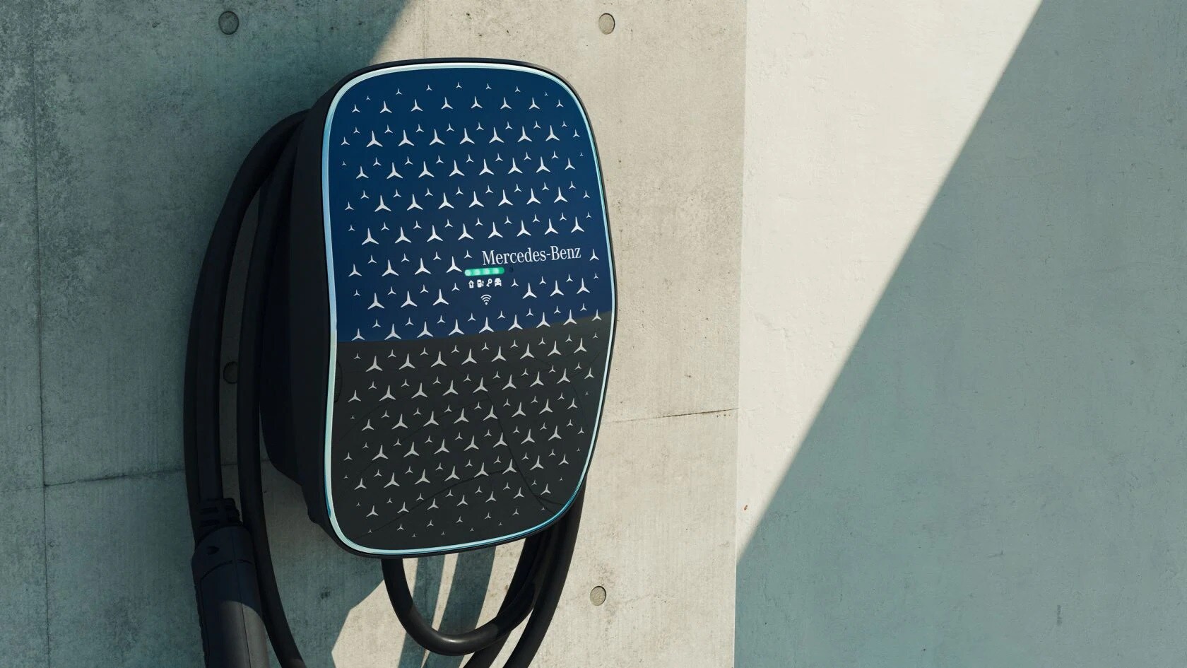 Mercedes-Benz duvar tipi şarj ünitesi çevrimiçi olarak temin edilebilir Gövdesi Mercedes-EQ tasarım prensiplerini temel alan Mercedes-Benz duvar tipi şarj ünitesi