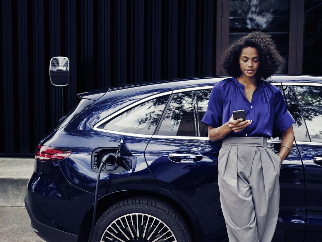 Mercedes-Benz duvar tipi şarj ünitesi kolay ve konforlu kullanım sağlar Bir kişi bir Mercedes-Benz aracını Mercedes-Benz duvar tipi şarj ünitesi ile şarj ediyor