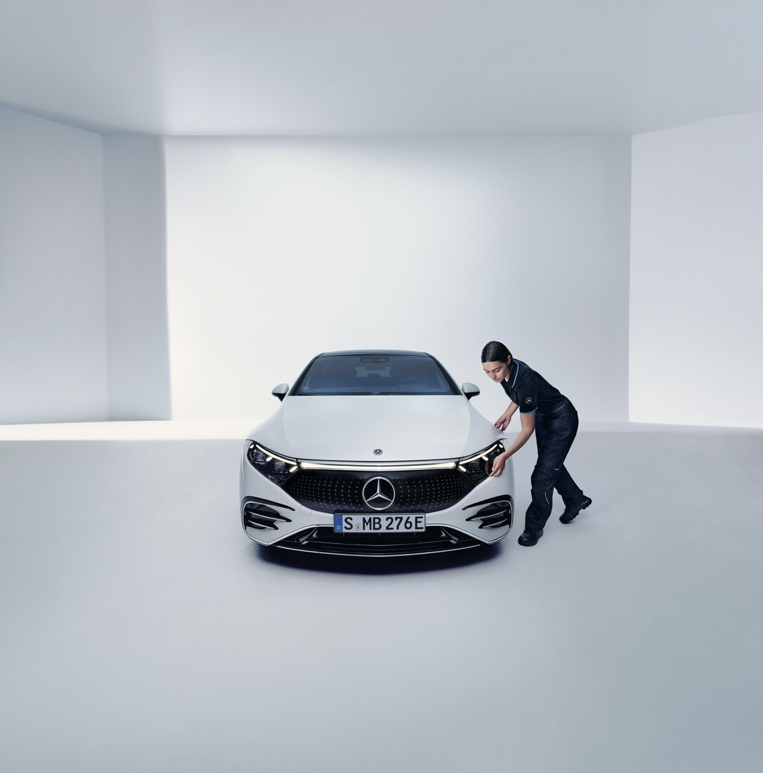 Mercedes-Benz Onarım | Mercedes-Benz Bir Mercedes-Benz teknisyeni, bir Mercedes-Benz aracının farını kontrol ediyor.