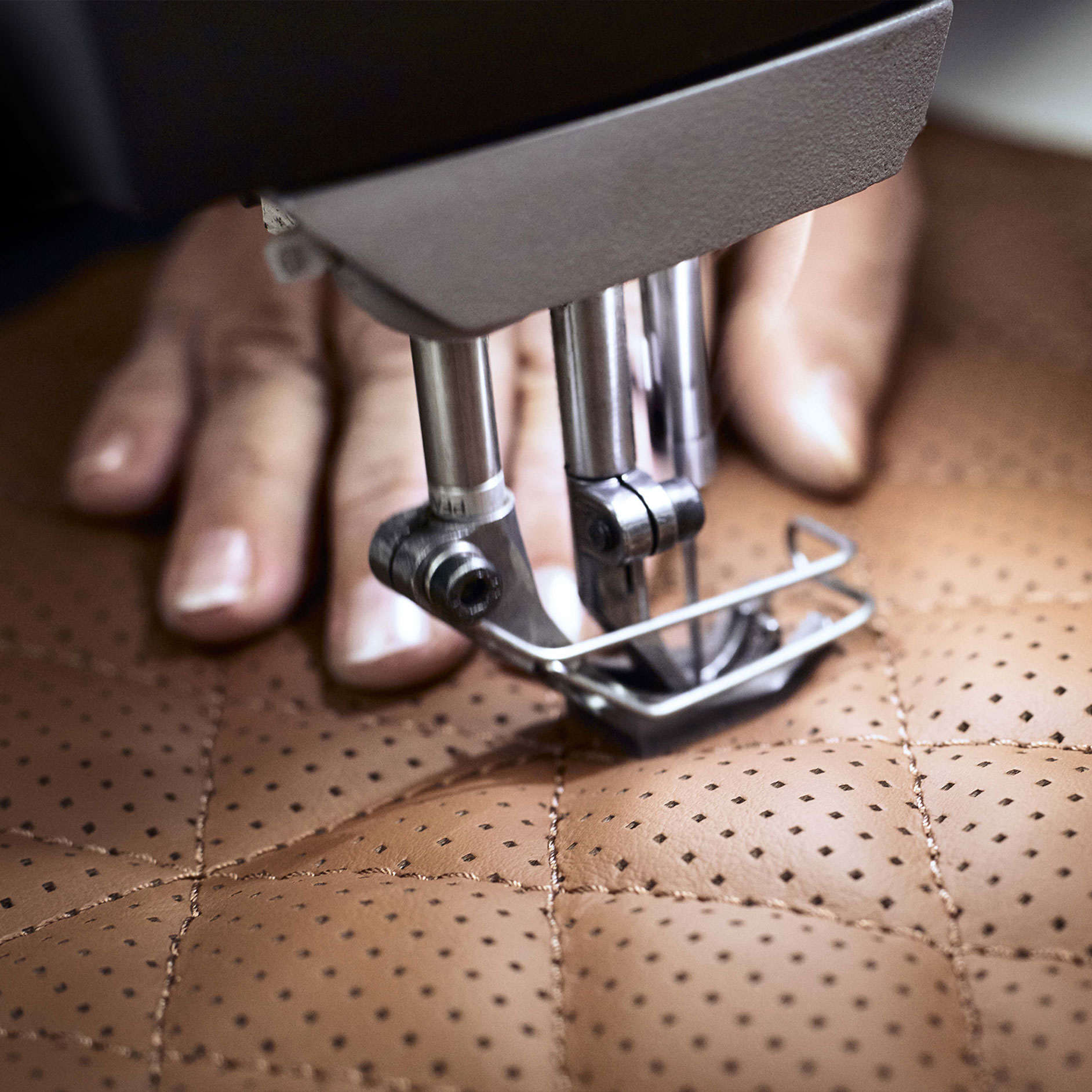 Mercedes-Benz yıldızlı MANUFAKTUR kumaşı elle işlenir. Mercedes-Benz yıldızlı MANUFAKTUR kumaşı elle işlenir.