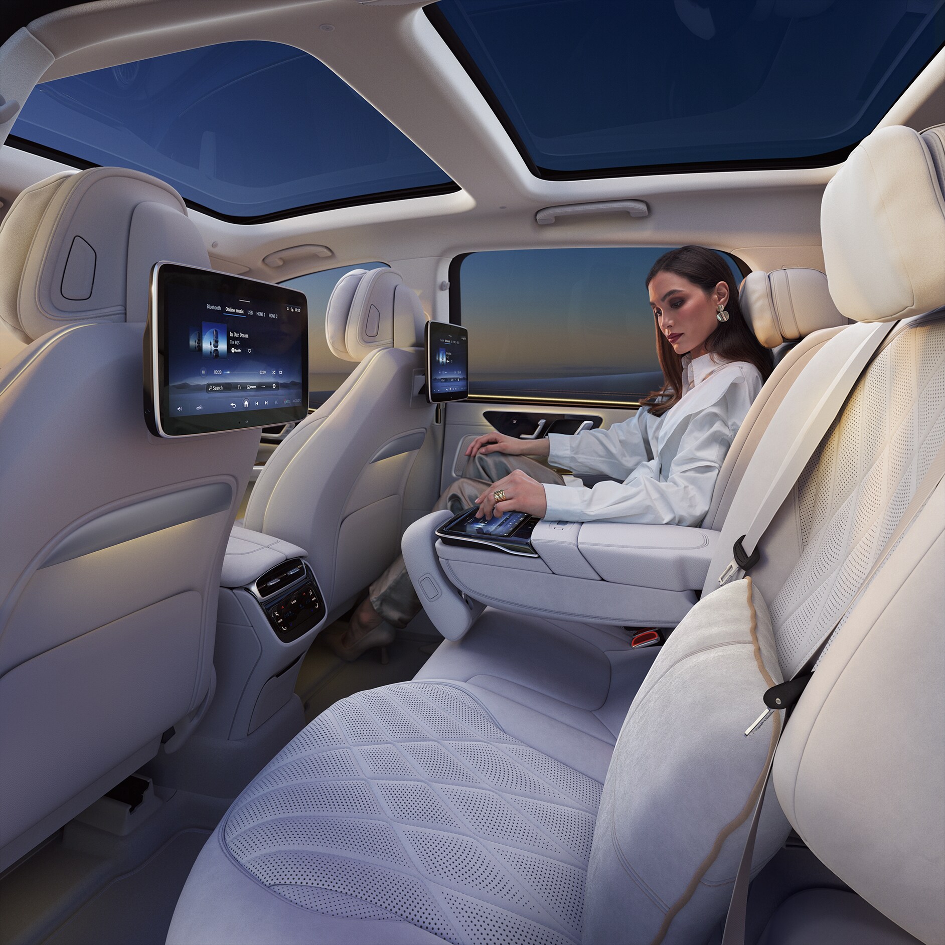 Bir Mercedes-Benz EQS SUV'nin arka iç mekanı. Bir Mercedes-Benz EQS SUV'nin arka iç mekanı.