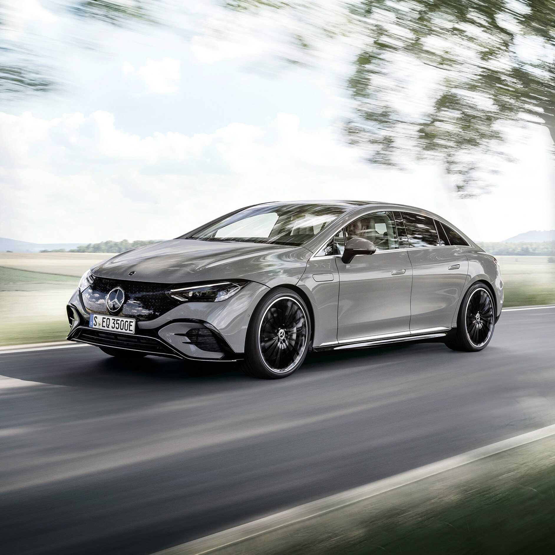 Mercedes-Benz EQS Limousine'in önden görünümü. Mercedes-Benz EQS Limousine'in önden görünümü.